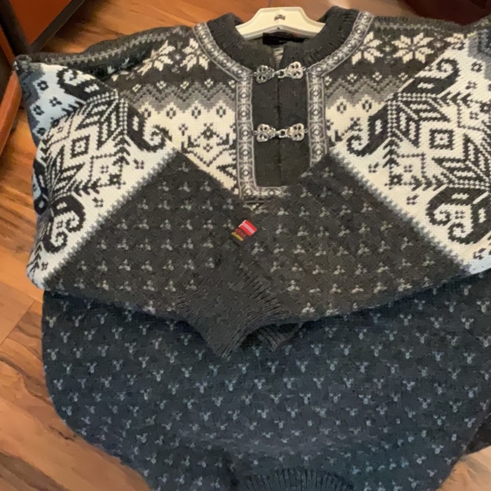 100% Gjestal Wool Sweater -Norwegian Buckles & snowflakes in body